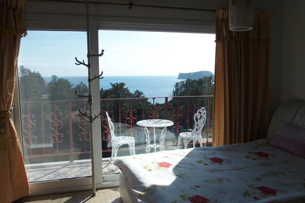 Black Rosehouse Seogwipo Room photo