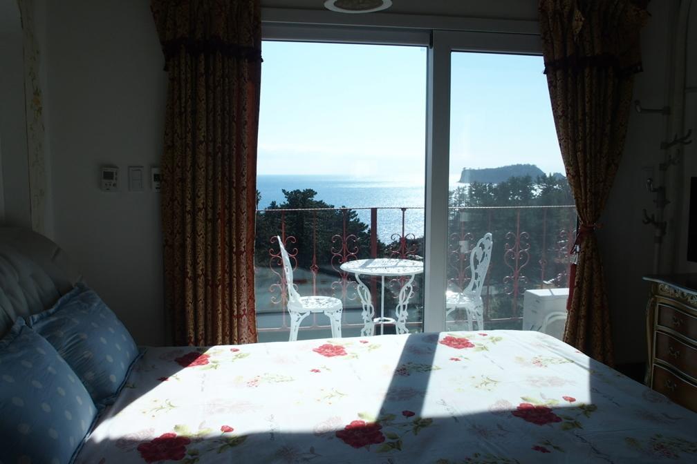 Black Rosehouse Seogwipo Room photo